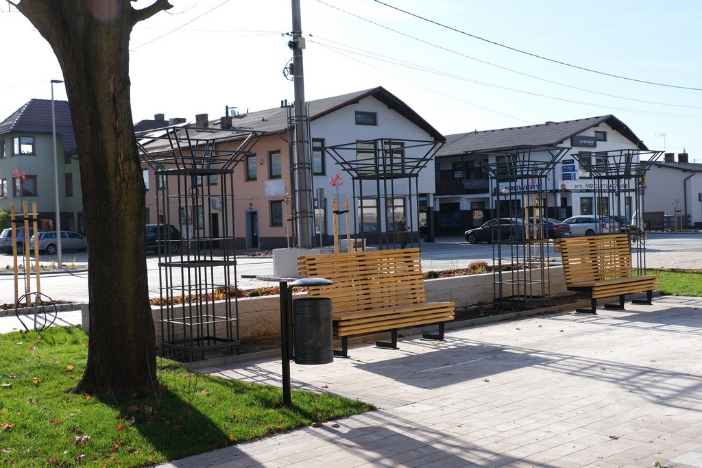 widok centrum miasta po przebudowie drewniane ławki donice z nasadzeniami